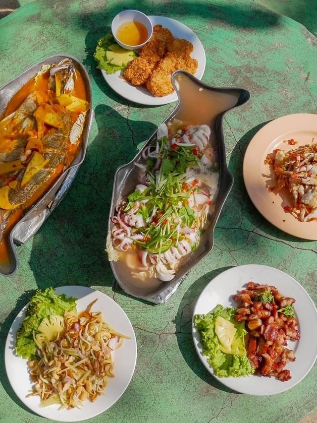 ร้านลับริมทะเล ที่คนภูเก็ตรู้จักกันดี