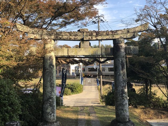 【長崎】境内をJRが通過する神社