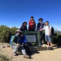 今天帶團到合歡山，難得天氣不錯，用空拍機拍下雲海上的美景，晚上在暗空公園看到滿天的星星和星河，感話天空很賞臉