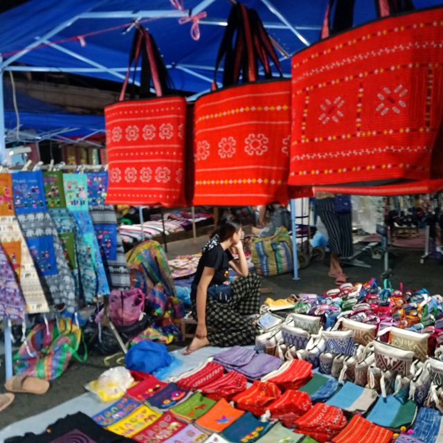 เดินเที่ยวตลาดมืด หลวงพระบาง