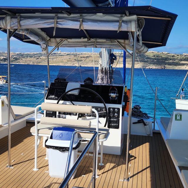 豪華遊艇航海之旅｜Comino Island