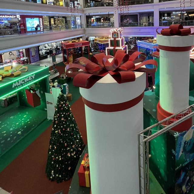 Xmas Decorations & flea market @ city sq 