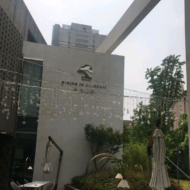 鬧市中🕋的亭院，現代不失古雅