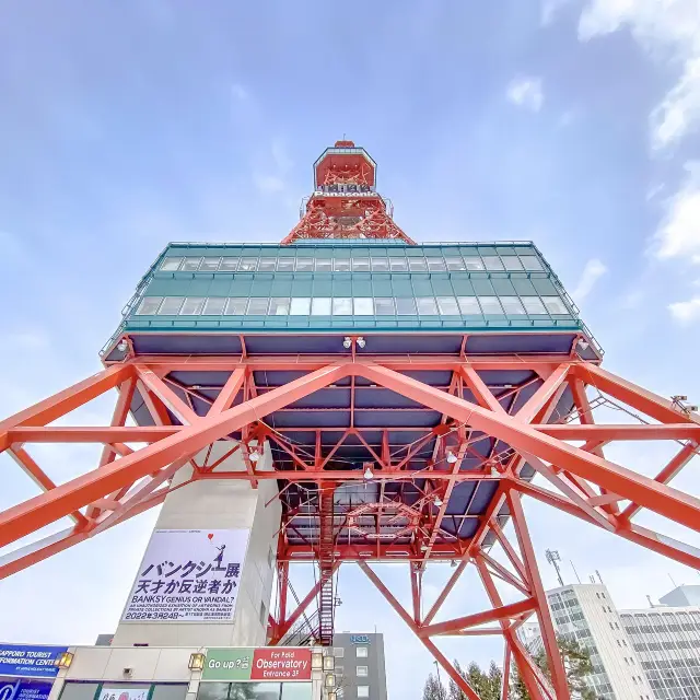 真冬の大通公園のテレビ塔