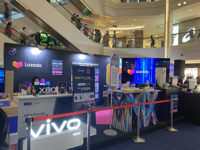 Lazada: tech pop up store