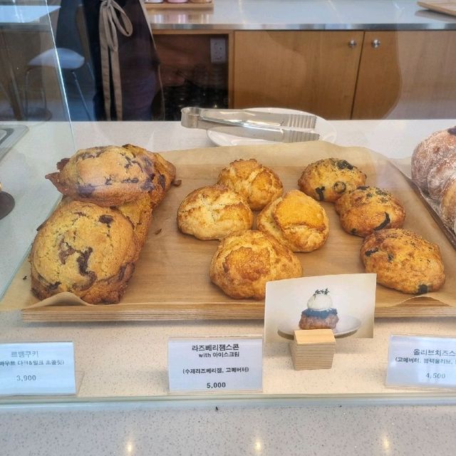 갤러리 같은 힙한 '진주 노드 카페'
