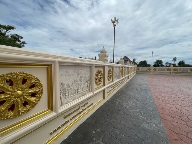 ถ้ำวัดชะอำ มองเห็นเขานางพันธุรัตน์🕌