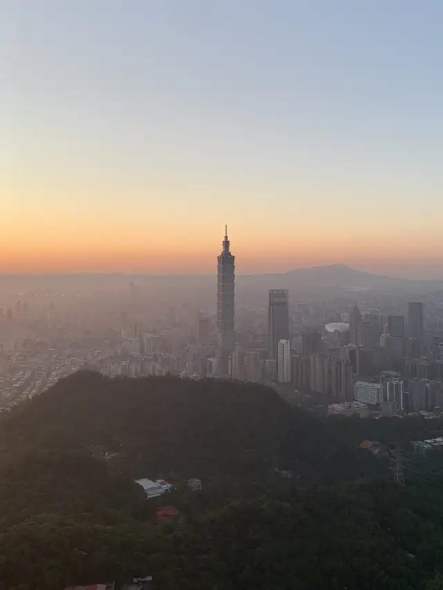 台北登山景點九五峰｜一覽台北盆地絕美遼闊景色