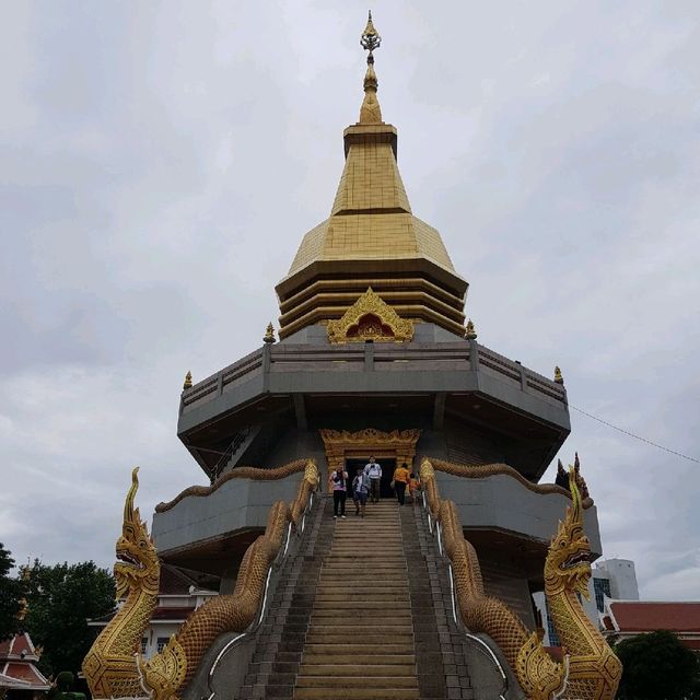 พระอารามหลวง สวยกลางเมืองแุดรฯ