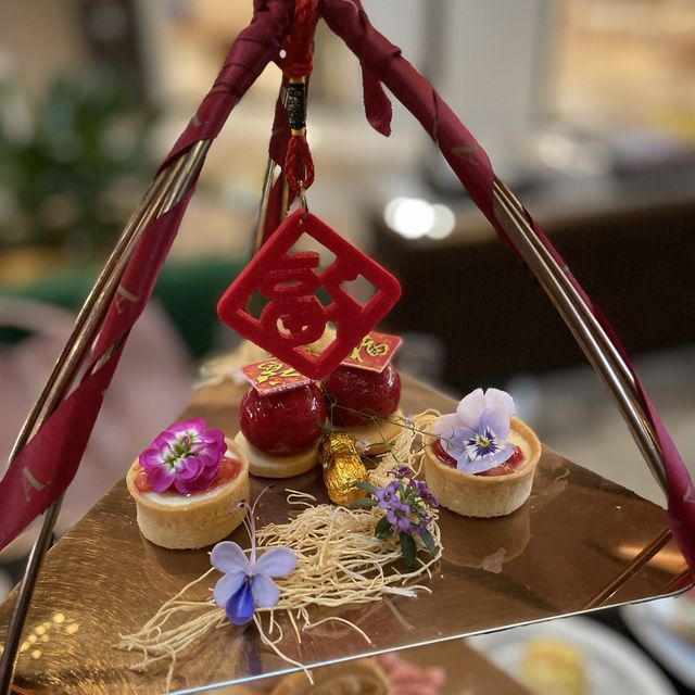high-tea at the mall 每次行過都比佢哋啲香味吸引咗…. 
