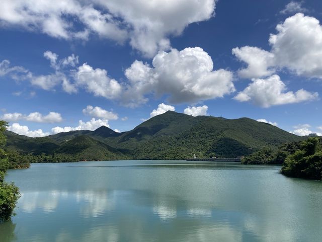 藍天白雲下的大潭水塘⛲️