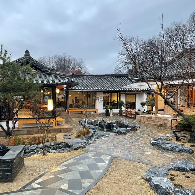 한옥과 자연뷰 가득 안동 “커피홀베이커리카페”