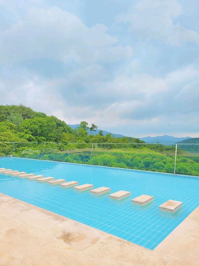 산뷰와 수영장이 이쁜 숲너울카페