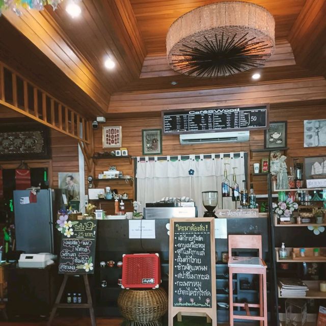 เรือนไม้กาแฟ  Cafe at wood จิบแฟแลบ้านไม้