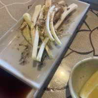 【レトロな焼肉店?!】沖縄のおばあの家で絶品お肉をたいらげた！
