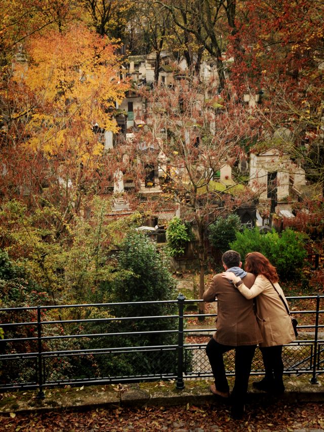 Dare to bring your beloved one to the celebrity cemetery for a date?