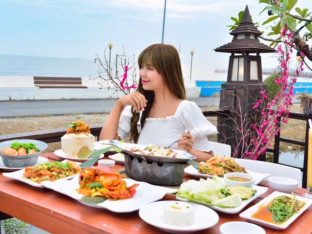 นั่งทานข้าว ชมวิวทะเทบางปูดูพระอาทิตย์ตกดิน