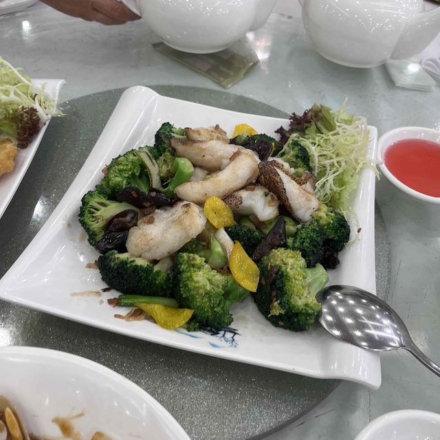 假日海鮮大餐長腳蟹好食！