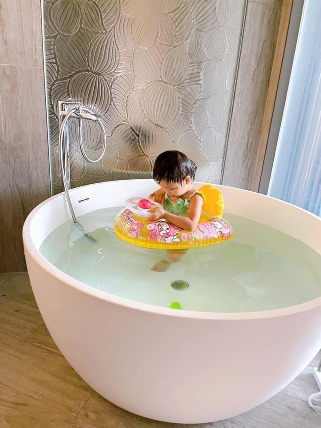 渡假風酒店：小朋友最鍾意圓型浴缸