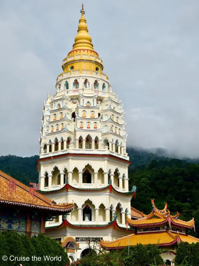 Impressive Buddhist Temple - Must Visit