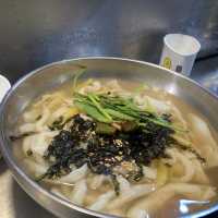 광장시장 모녀칼국수 : 칼제비와 보리밥 맛집