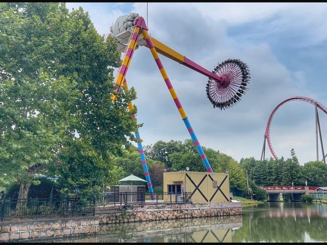 Gyro Swing at Shanghai Happy Valley 😃