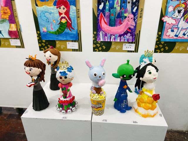 參觀兒童作品畫作展覽！有自己的作品展出～