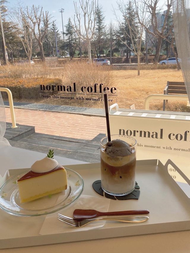 커피는 거들뿐 창가에 앉아서 보는 뷰 맛집 청리단길 노멀커피