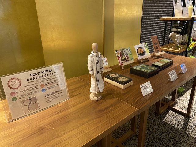『ホテル京阪 京都八条口』共有スペースとフロント周辺