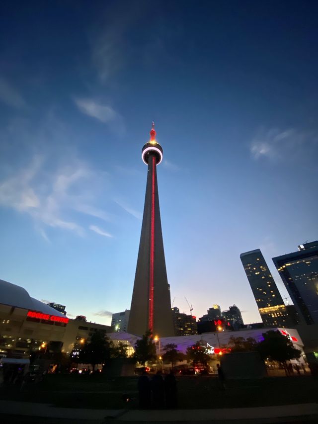 CN Tower 🇨🇦 at night