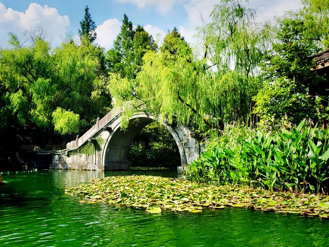 WEST LAKE: humanity and nature’s reflections