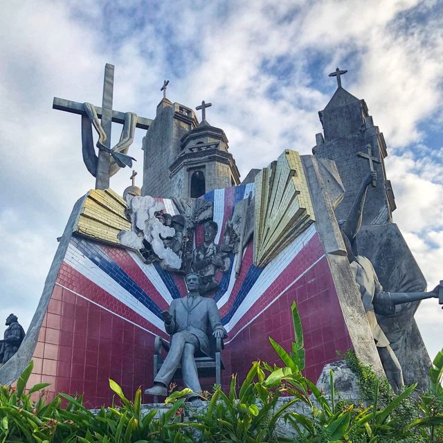 History told in the form of statues 