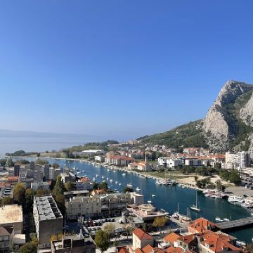 オミシュ - 壮大なフィヨルドの景色