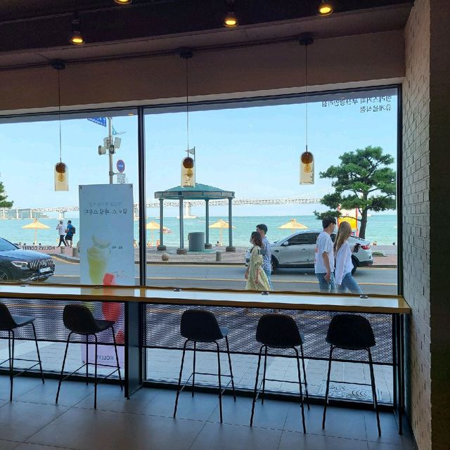 광안리 해수욕장 뷰를 마시는 카페 '할리스'
