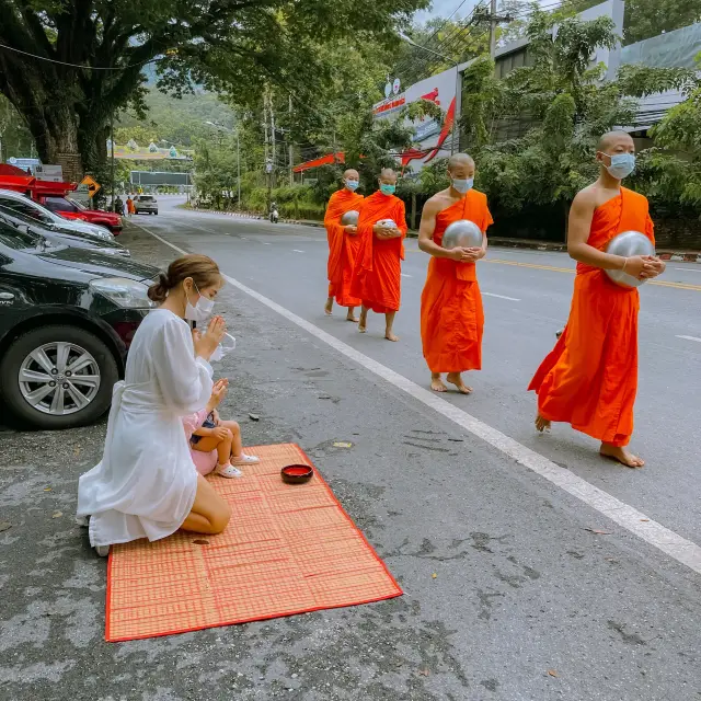 บินมาเพื่อเที่ยวผับแวะเข้าวัดก่อนได้นะ