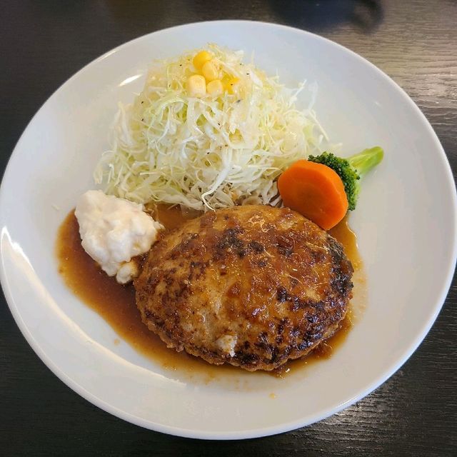 溢れんばかりの肉汁が食欲をそそる、やめられない止まらないハンバーグ‼️【四ツ橋カフェ】⭐