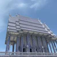 วัดสวยมาก  อยู่ใกล้ทะเล โบสถ์มีสีน้ำเงิน สวยงวมมาก
