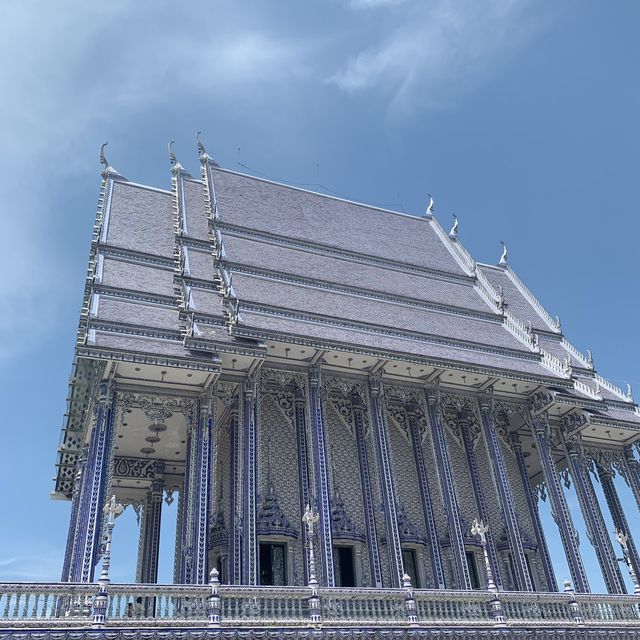 วัดสวยมาก  อยู่ใกล้ทะเล โบสถ์มีสีน้ำเงิน สวยงวมมาก
