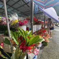 地元の野菜や花がいっぱい Hilo Farmers Market