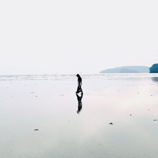 หาดนพรัตน์ธารา กับความงามสะดุดตายามเย็น