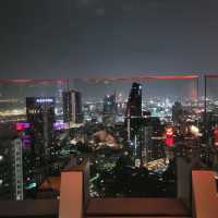 鮮紅色的Rooftop Bar內觀看廣闊夜景