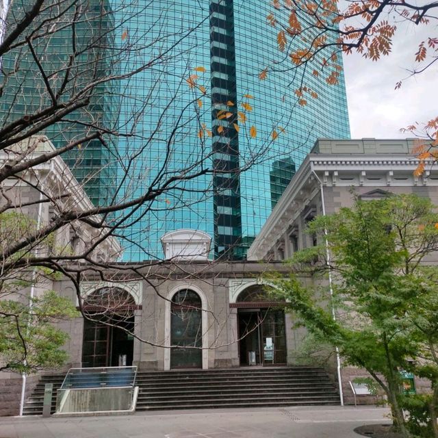 東京 新橋 "紅葉の旧新橋停車場駅舎"         ヨーロッパ!?、新橋です!! 緑・黄・オレンジ・赤、カラフル!!