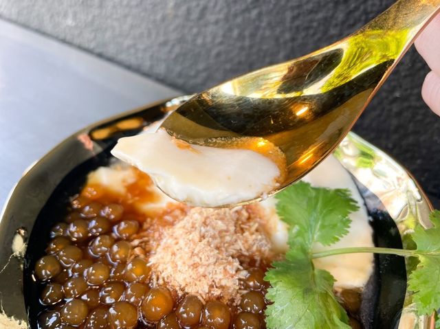 什麼！香菜入豆花~白水豆花正式回歸永康街｜宜蘭來台北的經典甜品 豆花加上香菜跟花生粉｜特殊口感豆花很奇特