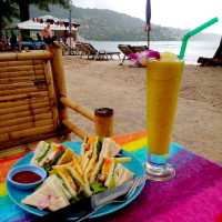 เสิร์พอาหารพร้อม"วิวทะเล"ที่ Anda Restaurant..