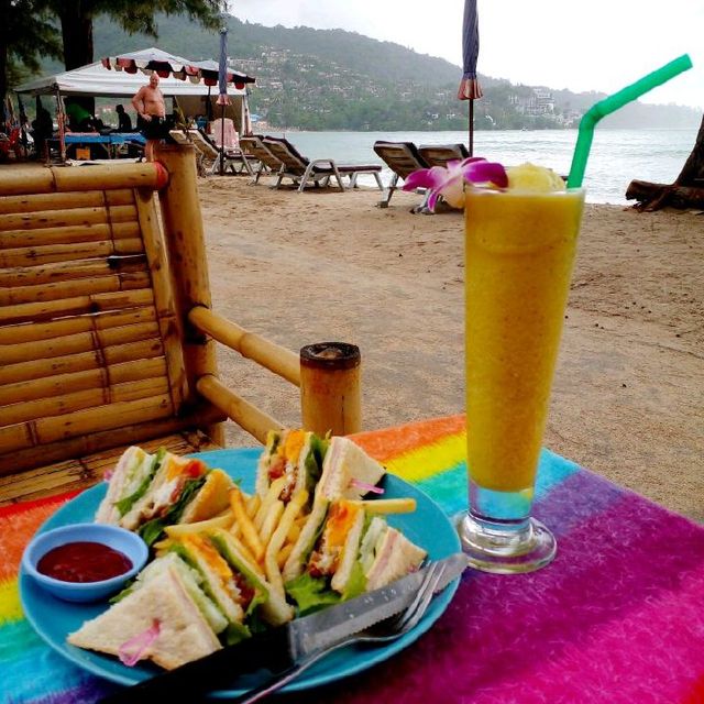 เสิร์พอาหารพร้อม"วิวทะเล"ที่ Anda Restaurant..