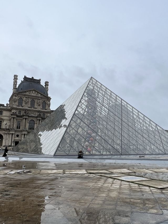 The famous pyramid of Louvre 🇫🇷