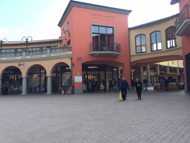 Shopping at the Valdichiana Outlet 