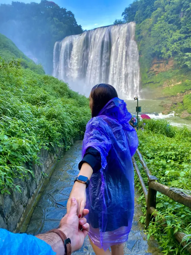 The largest waterfall in Asia!💙