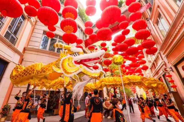 新春燈籠海龍躍舞獅｜香港元宵春節好去處2024 | 灣仔利東街