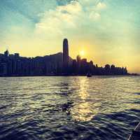 中式帆船上睇住維港海景及日落嘆下午茶